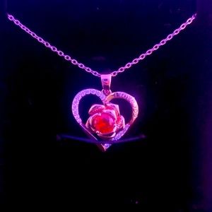 Old gift, only wore Twice don’t need it and don’t want it just sitting around.